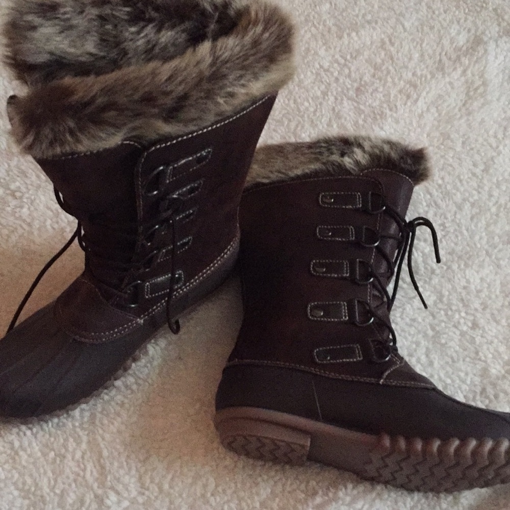 NWOT Yuu Faux Fur Lined Lace Up Boots
